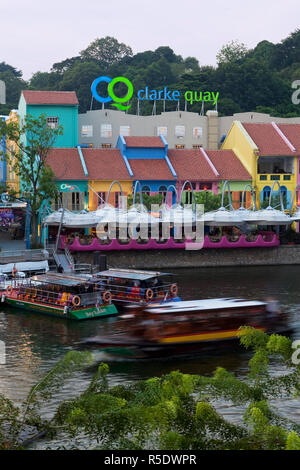 The Singapore River flows past Clarke Quay, a new area of nightlife restaurants and bars, Sinapore, South East Asia Stock Photo