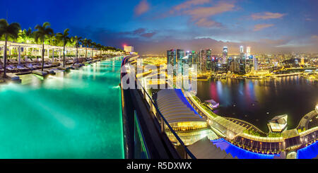 Sands SkyPark infinity swimming pool on the 57th floor of Marina Bay Sands Hotel, Marina Bay Stock Photo
