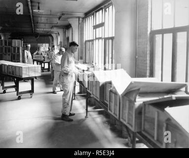 Industries of War - Chewing Gum - WRIGLEY FACTORY Case sealing department ca. 1918 Stock Photo