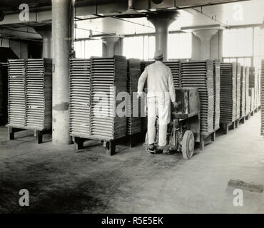 Industries of War - Chewing Gum - WRIGLEY FACTORY Storage department for gum before it is wrapped ca. 1917-1918 Stock Photo