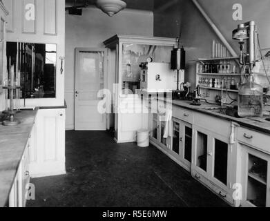 Wrigley Chewing Gum Company Factory - Chemical laboratory ca. 1918 Stock Photo