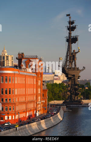 Russia, Moscow, Zamoskvorechiye-area, Red October Chocolate Factory and Museum with Monument to Peter the Great Stock Photo