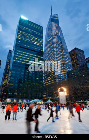 USA, New York City, Manhattan, Ice Skating rink in Bryant Park at Christmas Stock Photo