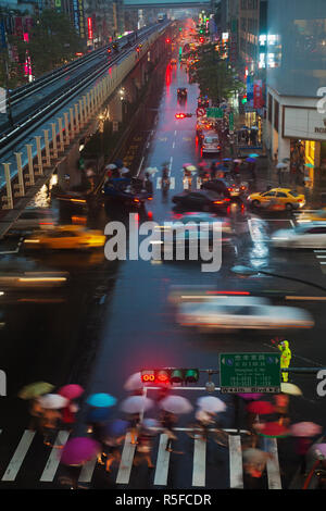 Taiwan, Taipei, Traffic on a rainy day near Zhongxiqo Fuxing MTR station Stock Photo