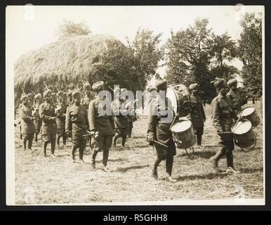 Indian infantry band [40th Pathans] playing on a French farm [St Floris, France], 23rd July 1915. Record of the Indian Army in Europe during the First World War. 20th century, 23rd July 1915. Gelatin silver prints. Source: Photo 24/(46). Author: Girdwood, H. D. Stock Photo