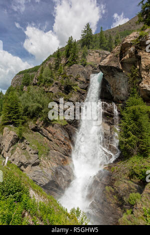 near Cogne, Valle d'Aosta, Italy.  Lillaz waterfall (Cascate di Lillaz) in the Parco Nazionale del Gran Paradiso (Gran Paradiso National Park). Stock Photo