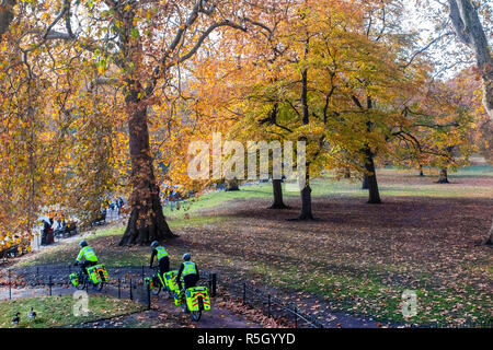 Paramedics on pushbikes cycle through St James Park Stock Photo