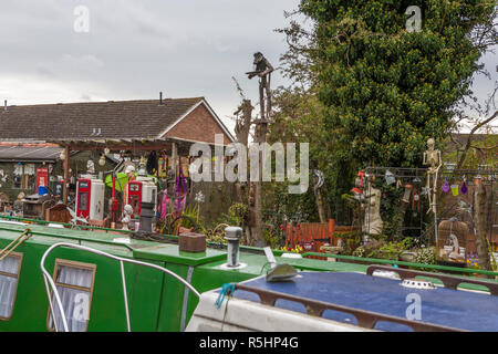 Canalside kitsch: Charity Dock on the Coventry Canal, Bedworth, Warwickshire, England, UK (WOP) Stock Photo