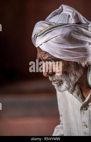Old man with white turban at the Jama Masjid, Fatehpur Sikri Fort, Uttar Pradesh, India Stock Photo
