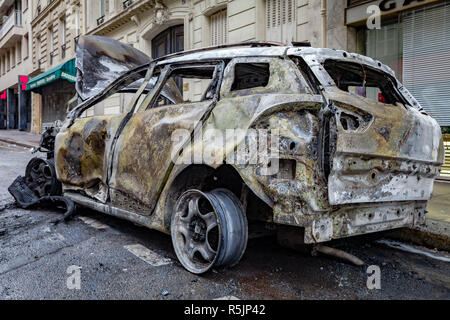 Paris, France. 1st December, 2018.  Destroyed car during the Yellow Vests protest against Macron politic. Credit: Guillaume Louyot/Alamy Live News Stock Photo
