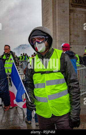 Paris, France. 1st December, 2018.  Protester during the Yellow Vests protest against Macron politic. Credit: Guillaume Louyot/Alamy Live News Stock Photo