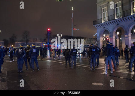 Paris, France. 1st December, 2018. Yellow vests in Paris France,  December 01/2018  : considerable damage on the sidelines of the demonstration Credit: Saïd Anas/Alamy Live News Stock Photo