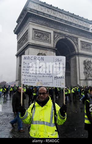 Paris, France. 1st Dec, 2018. The yellow vests invest the place Charles De Gaulle and clash with the riot police on December 1, 2018 in Paris, France. Credit: Bernard Menigault/Alamy Live News Stock Photo