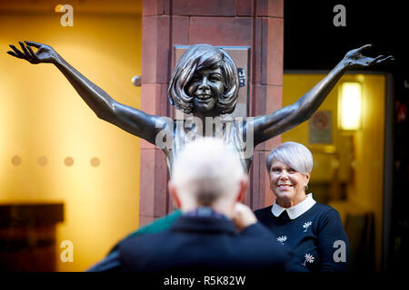 Liverpool city centre Mathews Street Cilla Black bronze statue a tourist attraction near the cavern Stock Photo