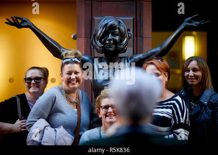 Liverpool city centre Mathews Street Cilla Black bronze statue a tourist attraction near the cavern Stock Photo