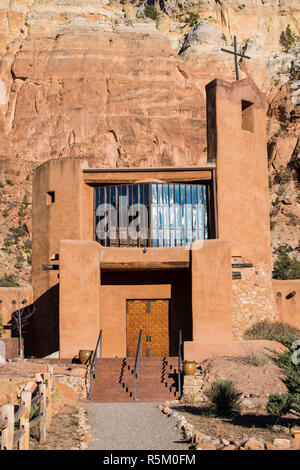 Abbey Church and colorful cliffs at the Monastery of Christ in the Desert near Abiquiu, New Mexico Stock Photo