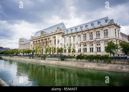 September 22, 2017 Bucharest/Romania - Palace of Justice in downtown Bucharest reflected in Dambovita River; dramatic cloudy sky in the background Stock Photo