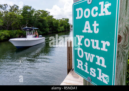 Florida Florida Keys,Islamorada,US highway Route 1,Overseas Highway,Island Grill,restaurant restaurants food dining cafe cafes,Snake Creek,boat,dock,w Stock Photo