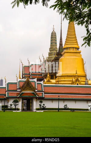 The Temple of the Emerald Buddha and golden stupa Phra Siratana Chedi in Ceylonese style at the Grand Palace of Bangkok, Thailand. Stock Photo