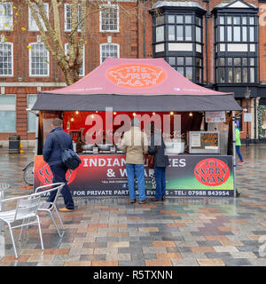 Customers at Indian food vendors stall Stock Photo