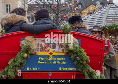 Bolzano, Italy. 2nd December, 2018. Three women finish the carriage ride with horses in a Christmas market in Bressanone on December 2, 2018. Alessandro Mazzola/Awakening/Alamy Live News