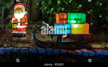 Berlin, Germany. 27th Nov, 2018. The Domagalla family garden is decorated with Christmas lights. A Santa Claus and a sleigh with presents are among other things chosen as decoration. Credit: Paul Zinken/dpa/Alamy Live News Stock Photo