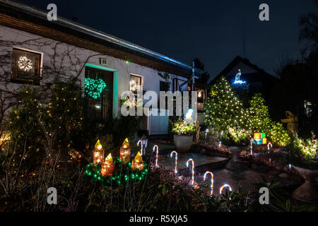 Berlin, Germany. 27th Nov, 2018. The Domagalla family garden is decorated with Christmas lights. Credit: Paul Zinken/dpa/Alamy Live News Stock Photo