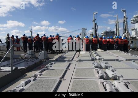 ATLANTIC OCEAN (April 26, 2017) - Line handlers aboard the Arleigh Burke-class guided-missile destroyer USS Carney (DDG 64) prepare for a replenishment-at-sea with the British Wave-class Royal Fleet Auxiliary RFA Wave Ruler (A390) while participating in Flag Officer Sea Training April 26, 2017. Carney, forward-deployed to Rota, Spain, is conducting its third patrol in the U.S. 6th Fleet area of operations in support of U.S. national security interests in Europe. (U.S. Navy photo by Mass Communication Specialist 3rd Class Weston Jones/Released) Stock Photo