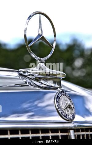 Jubek, Deutschland. 02nd July, 2017. The Mercedes star, the Mercedes-Benz brand symbol in detail. The star symbolizes the original orientation of the company with the statement: on land, on water, on the air. A classic example with chrome finish and slight oxidation. | usage worldwide Credit: dpa/Alamy Live News Stock Photo