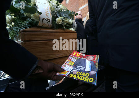 Foto LaPresse - Stefano Porta 03/12/2018 Milano ( Mi ) Cronaca Funerali di Sandro Mayer in San Babila Stock Photo