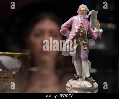 Bonhams, New Bond Street, London, UK. 3 December 2018. Image: A Meissen figure of a Ballad Singer from the Saxon Court, circa 1755. Estimate £2,000-3,000. The sale takes place on 6th December 2018. Credit: Malcolm Park/Alamy Live News. Stock Photo