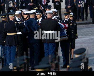 Washington, United States Of America. 03rd Dec, 2018. A military casket team carries casket of former President George. H. W. Bush to the Capitol Rotunda in Washington, DC where he will lie state, December 3, 2018. Credit: Chris Kleponis/CNP | usage worldwide Credit: dpa/Alamy Live News Stock Photo