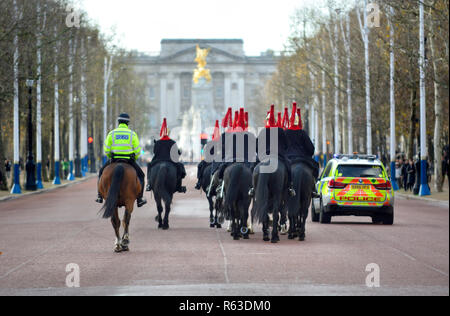 Household Cavalry - Blues and Royals - riding down the Mall after the Changing of the Horse Guards (11am daily) with mounted police escort, London, En Stock Photo