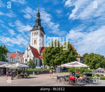 Cafe in the historic Old Town (Vanalinn) in front of St Ncholas' Church, housing the Niguliste Museum, Tallinn, Estonia Stock Photo