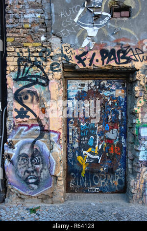 Berlin Mitte, Linienstrasse 206. Dilapidated Squat building covered in graffiti,street art and banners.Last squatters building in Mitte Stock Photo