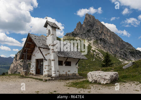 Chapel at Passo Falzarego (Falzarego Pass) and Sass de Stria mountain, Dolomites, Veneto, Italy Stock Photo