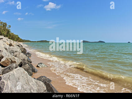 Clifton Beach at the seawall down near Kewarra Beach, looking all the way north to Palm Cove, Double Island and Scouts Hat Is. offshore Stock Photo