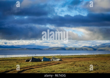 Tents pitched on the shore of Lake Manasarovar Stock Photo