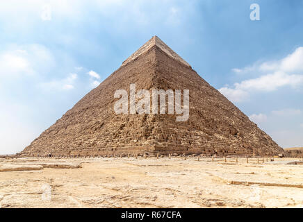The Pyramid of Khafre or of Chephren, is the second-tallest and second-largest of the Ancient Egyptian Pyramids of Giza and the tomb of the Fourth-Dyn Stock Photo