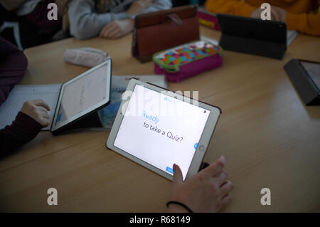 Berlin, Germany. 28th Nov, 2018. Students at Carolinum Grammar School work with an iPad in English lessons. (To dpa report 'The digital classroom' on 04.12.2018) Credit: Britta Pedersen/dpa-Zentralbild/dpa/Alamy Live News Stock Photo