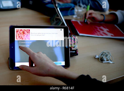 Berlin, Germany. 28th Nov, 2018. Students at the Gymnasium Carolinum work with an iPad in English lessons. (To dpa report 'The digital classroom' on 04.12.2018) Credit: Britta Pedersen/dpa-Zentralbild/dpa/Alamy Live News Stock Photo