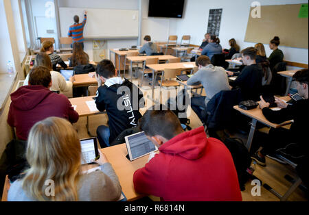 Berlin, Germany. 28th Nov, 2018. Students at the Carolinum grammar school use iPads in math lessons. (To dpa report 'The digital classroom' on 04.12.2018) Credit: Britta Pedersen/dpa-Zentralbild/dpa/Alamy Live News Stock Photo