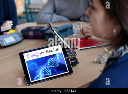 Berlin, Germany. 28th Nov, 2018. Students at Carolinum Grammar School work with an iPad in English lessons. (To dpa report 'The digital classroom' on 04.12.2018) Credit: Britta Pedersen/dpa-Zentralbild/dpa/Alamy Live News Stock Photo