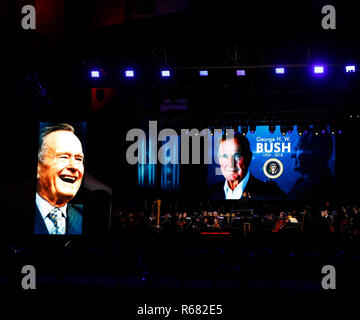 Houston, USA. 3rd Dec, 2018. People gather at Houston's City Hall to honor the life of former U.S. President George H.W. Bush, who passed away on Nov. 30 at the age of 94, in Houston, Texas, the United States, Dec. 3, 2018. Credit: Steven Song/Xinhua/Alamy Live News Stock Photo