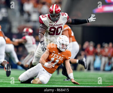 Oklahoma defensive lineman Neville Gallimore (90) plants a