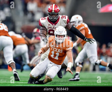 Oklahoma defensive lineman Neville Gallimore (90) plants a