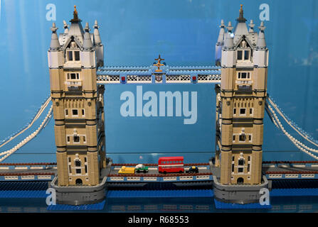 04 December 2018, Lower Saxony, Celle: The Tower Bridge, made of Lego bricks, is presented in the Bomann-Museum Celle. Around one thousand models have been set up on over 500 square metres of exhibition space. The works come from one of the largest private collections in Germany, the Lange family collection in neighbouring Eschede. A special feature of the show, which will be open until 11 June next year, are three virtual hands-on stations: Space stations in which visitors can transport themselves and their spaceships into space. The exhibition is entitled 'Spaceship Worlds'. Photo: Holger Ho Stock Photo