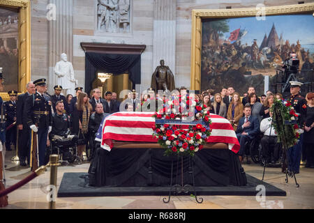 Washington, USA. 04th Dec, 2018. Washington, DC December 4, 2018: The casket of former President George H.W. Bush lies in the rotunda of the US Capitol in Washington DC.The 41st President died on November 30, 2018 and will be buried next to his wife and daughter in Texas. Credit: Patsy Lynch/Alamy Live News Stock Photo