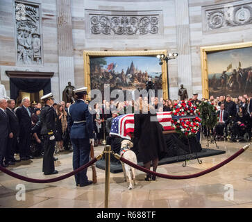 Washington, USA. 04th Dec, 2018. Washington, DC December 4, 2018: The casket of former President George H.W. Bush lies in the rotunda of the US Capitol in Washington DC. Sully, Bush's service dog made a brief appearance at the casket. The 41st President died on November 30, 2018 and will be buried next to his wife and daughter in Texas. Credit: Patsy Lynch/Alamy Live News Stock Photo