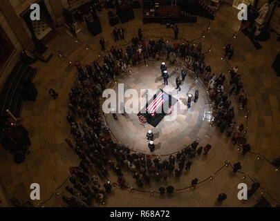 Washington, United States Of America. 03rd Dec, 2018. Former United States President George H.W. Bush lies in state in the Rotunda of the US Capitol on Monday, December 3, 2018. Credit: Ron Sachs/CNP (RESTRICTION: NO New York or New Jersey Newspapers or newspapers within a 75 mile radius of New York City) | usage worldwide Credit: dpa/Alamy Live News Stock Photo